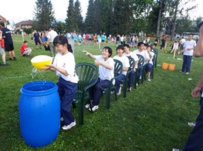 水をこぼさず後ろの人へ回せるかな？