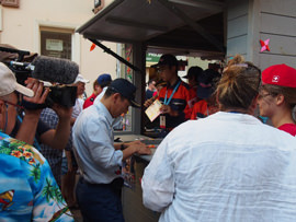 日本展示ブースでは折り紙、うちわが大人気