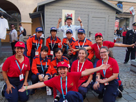 各国展示で他国と交流している様子