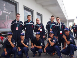 各国の選手とお互いの健闘を誓い合う