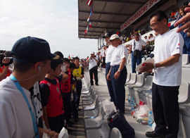 秋本会長に競技の開始報告を行う