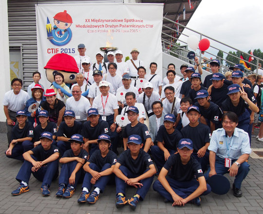 大健闘した日本チームと秋本会長をはじめとする日本からの応援団