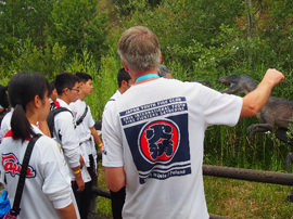 ガイドさんの説明を聞く選手達