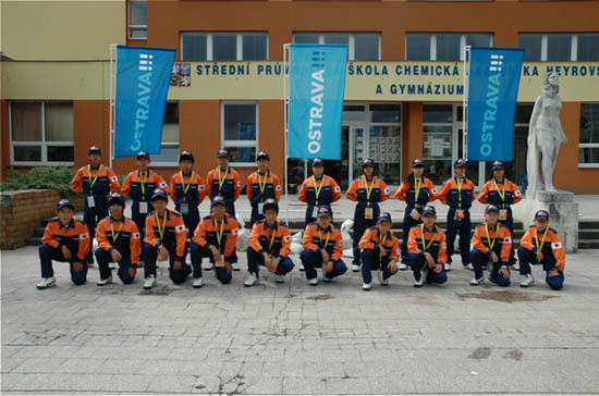 日本選手団（選手宿舎前にて）