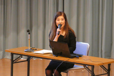 【山本講師の講演の様子】